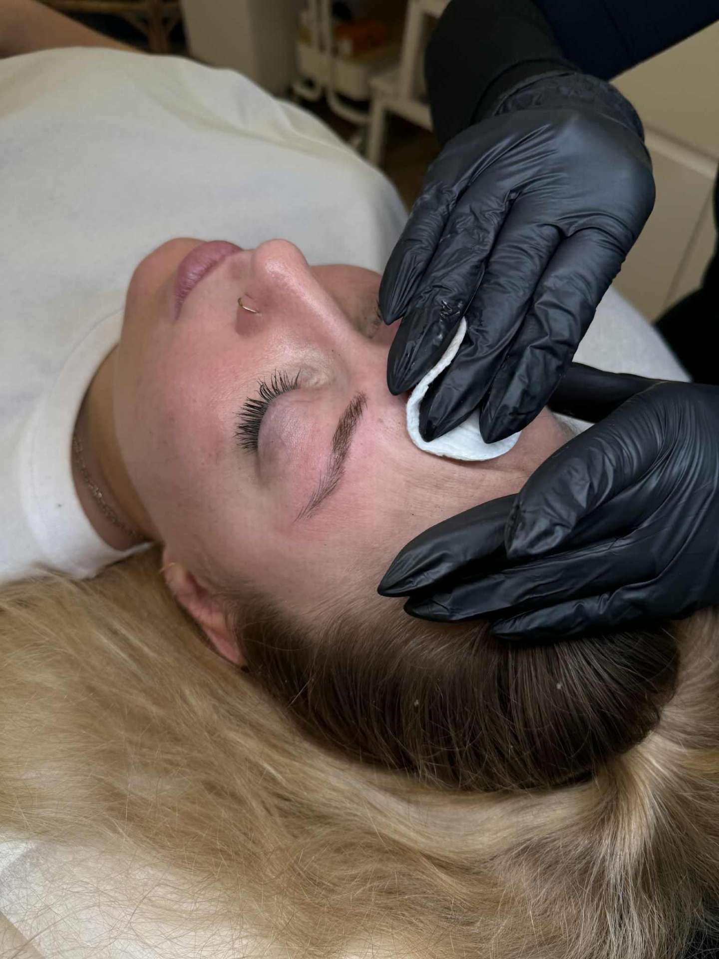 Behandling pågår på Browdeluxe Stockholm